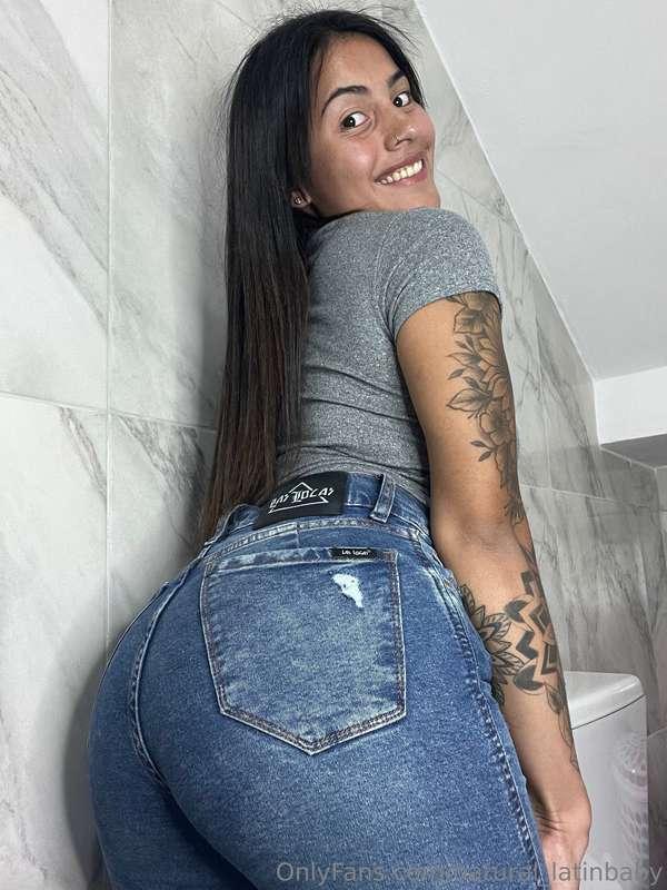 Do you like how my jeans look on me?💙