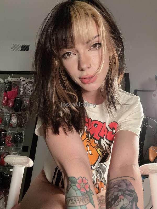 getting online soon to answer messages in bed, hehe. 
sendin..
