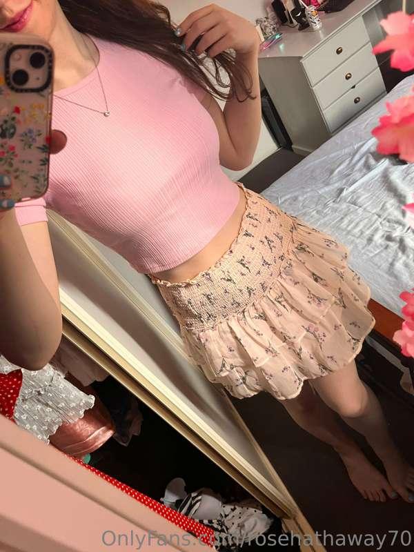 I really love this outfit! Tune in tomorrow to you see me ge..