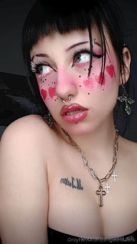 The hottest goth girl @angelinadark🌶just started her sex lif..