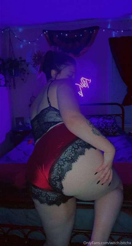 Happy Tuesday 🖤 tippers will get a cute little video sent to..