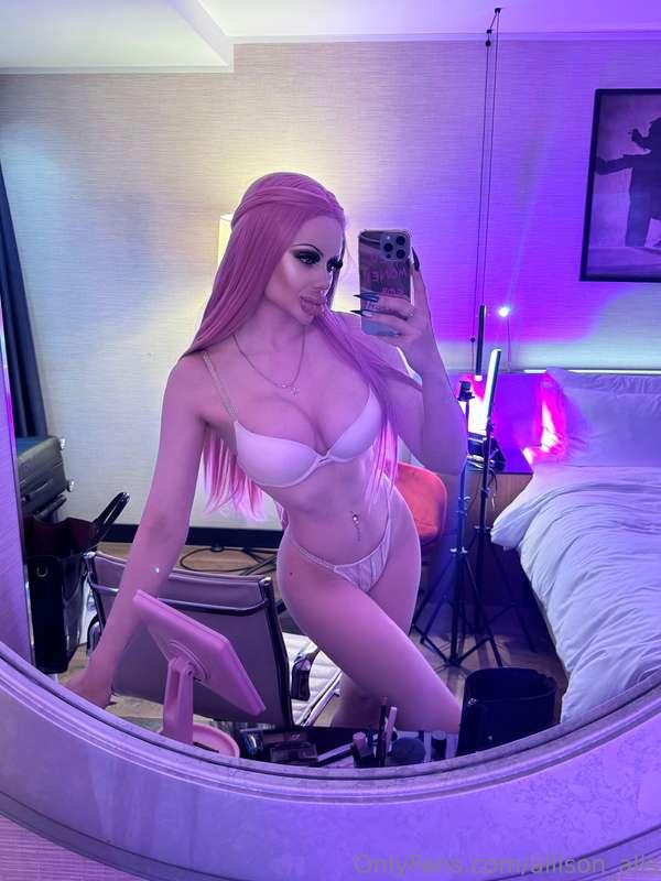 Do you like neon lights? 😌 I think it’s sexy and creates a s..