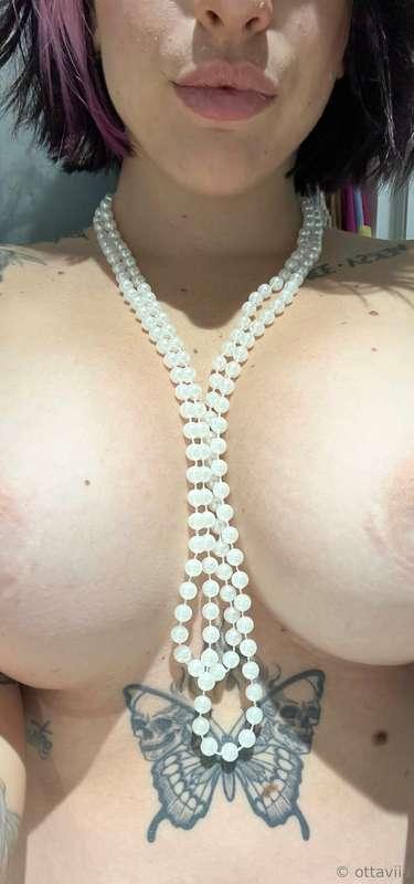 I love pearl necklaces but I think your dick would look bett..