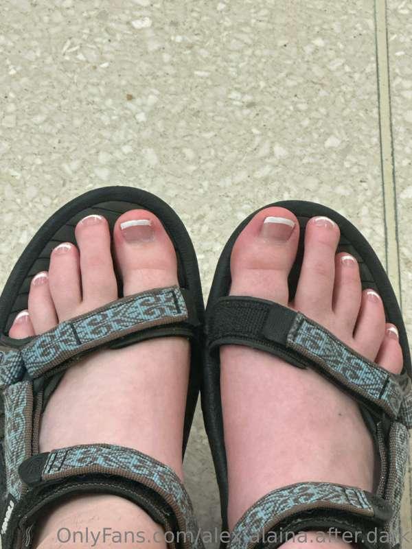 I love when she sends me pedicure pics <3