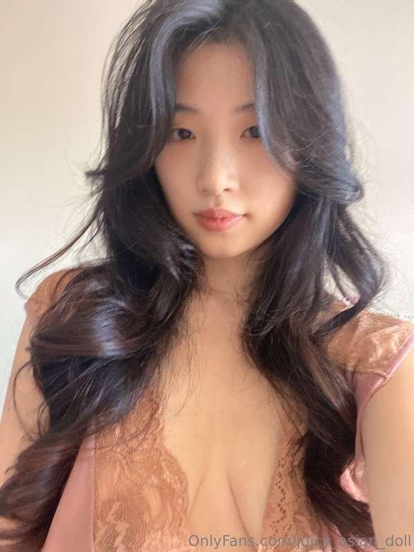 姐姐刚刚洗完澡，香香的，想贴贴吗哈哈哈 Just took a shower and I smell really go..