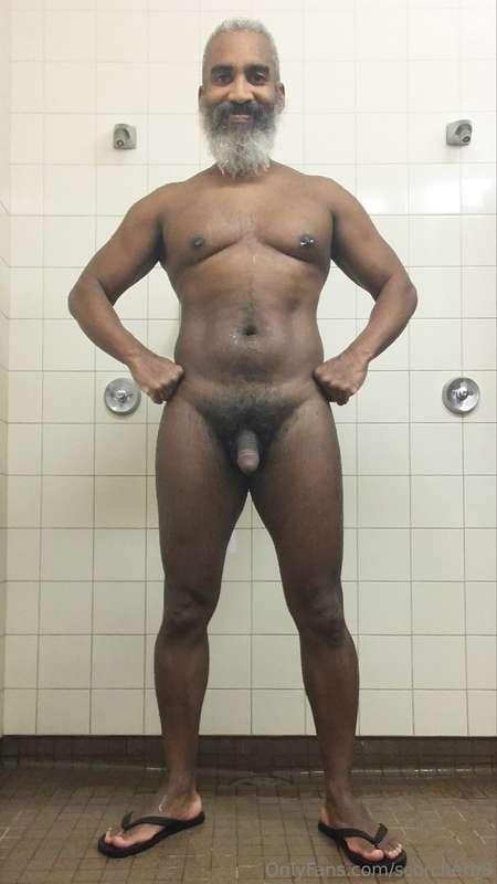 Showering Sunday!  #beard #musculardaddy #gay #feet #gaycrui..