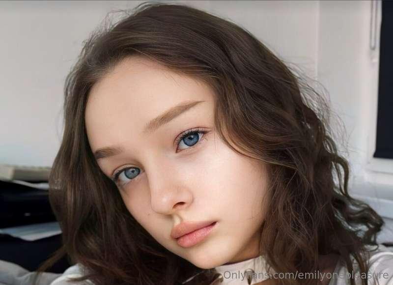 ## Let me distract you👉@nikkkax

Cute girl @nikkkax  loves t..