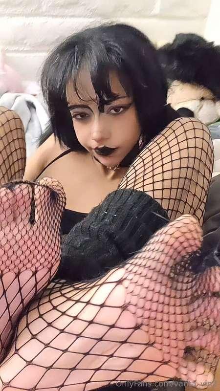 can I be your goth gf?