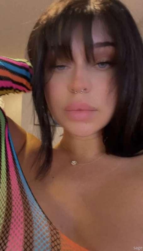 im just a normal girl who loveeeeees making content babe :))..