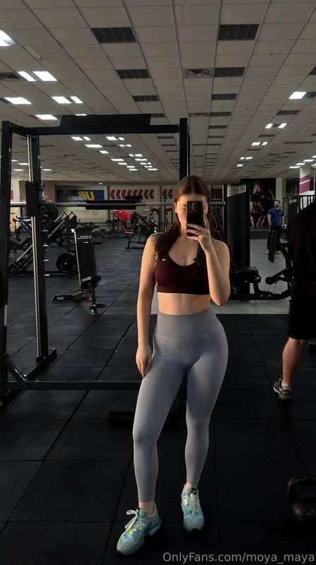 Not just a pretty face — I lift things too 😉🏋️‍♀️