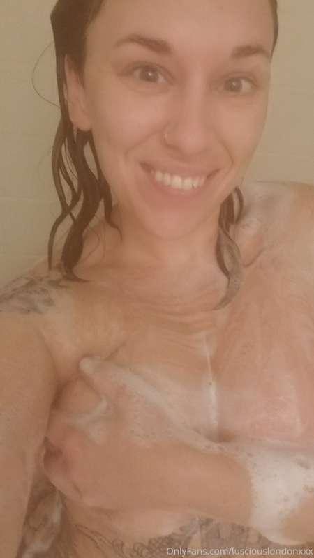 🍒💦Soapy Tits this morning.... watch me rub and clean the Nau..