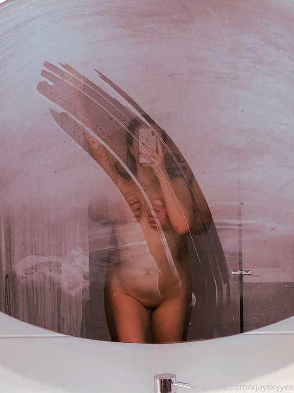 Hot shower 😏
@itsjxxmx 
@byskkye