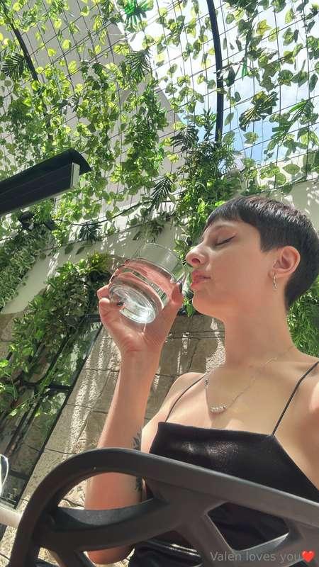 Don't forget to drink water 💧 
No te olvides de tomar awita ..