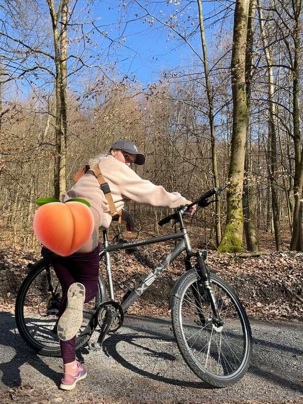 Take a ride with me 🚴‍♀️👱🏻‍♀️Na wärst du bei einer Fahrradto..