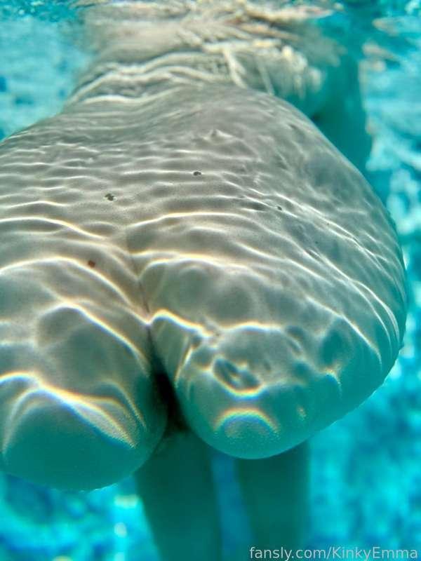 Such an art piece isn't it?

#artsy #pool #ass #bigass #underwater #hairypussy #hairyass #hairyasshole 