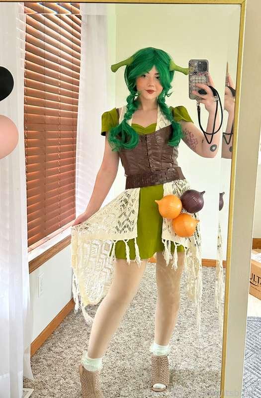 Remember how in my post I made yesterday I said I was working on a really stupid last minute cosplay…… 🤣🙈💚💚💚💚

#cosplay #fyp #cosplayer 