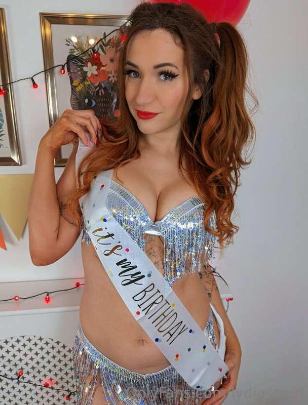 🎉 IT'S MY BIRTHDAY! 🎉 

I wore my sparkliest bikini to celeb..