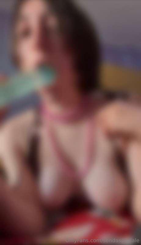 GUARDAMI MENTRE SUCCHIO UN DILDO IN TOPLESSWATCH ME SUCKING ..