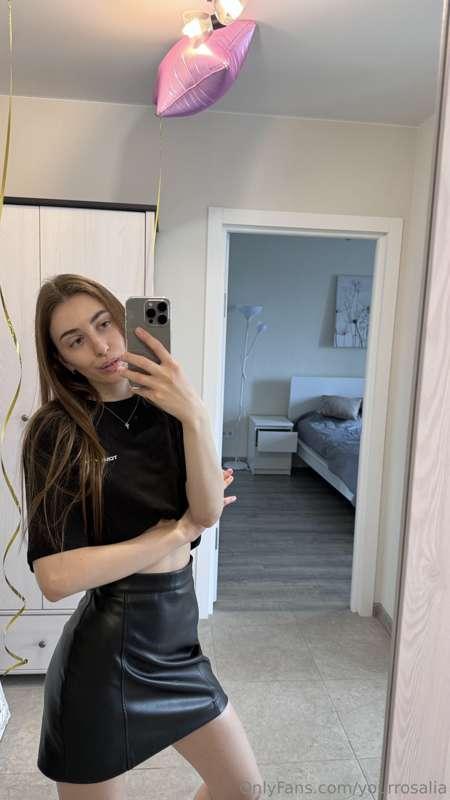 The lady in black is ready to conquer the world👅