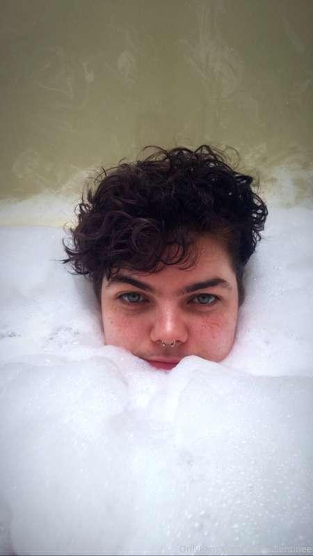 Let’s take a hot bubble bath together 🖤 ~