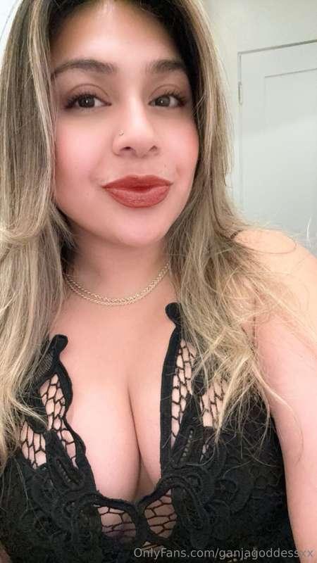 Red lips, black lace, and a whole lot of temptation… Can you..