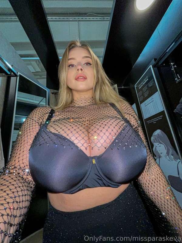 While no one's looking, I'm measuring a sheer mesh cape 😈
Ch..