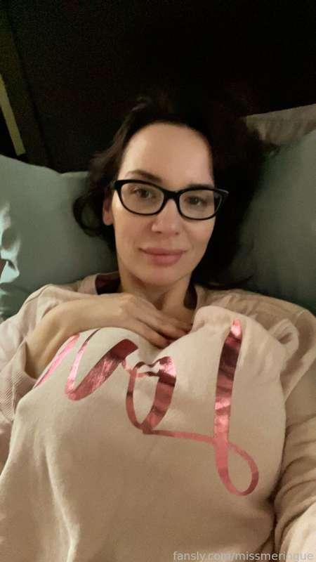 Good morning On/Off 🌞 

My work situation is probably going to be like this for another week or so. I had to cancel my weekend hotel plans. 🫠😓

🏷️ #goodmorning #boobs #tits #milf #glasses #bigboobs #bigtits