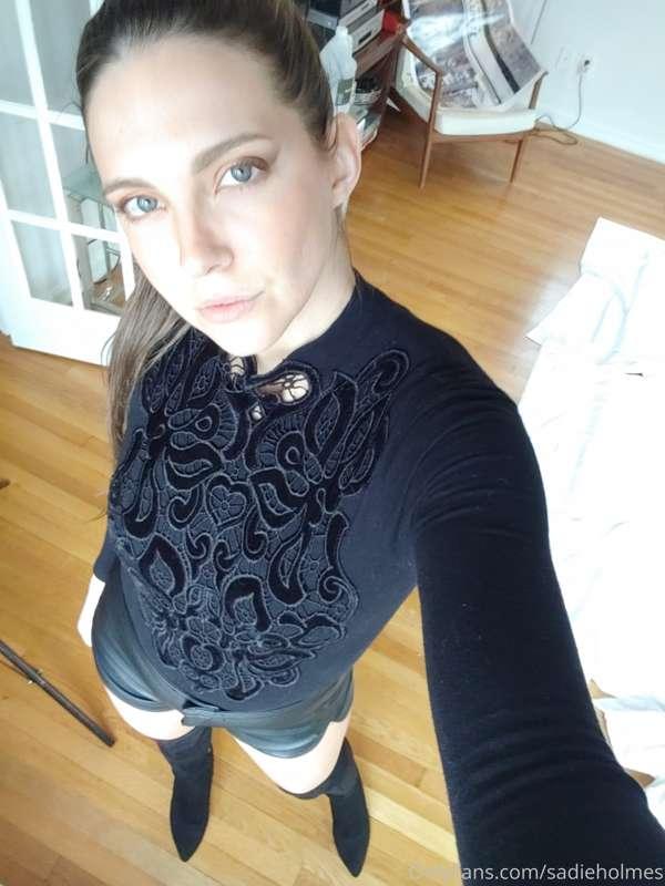 So boy's, what do you think about this outfit? Wanna be my b..