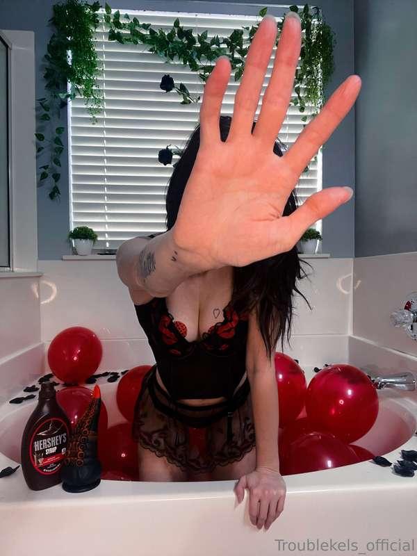 Such a messy messy girl 🍫  Will you be my valentine? 💘
