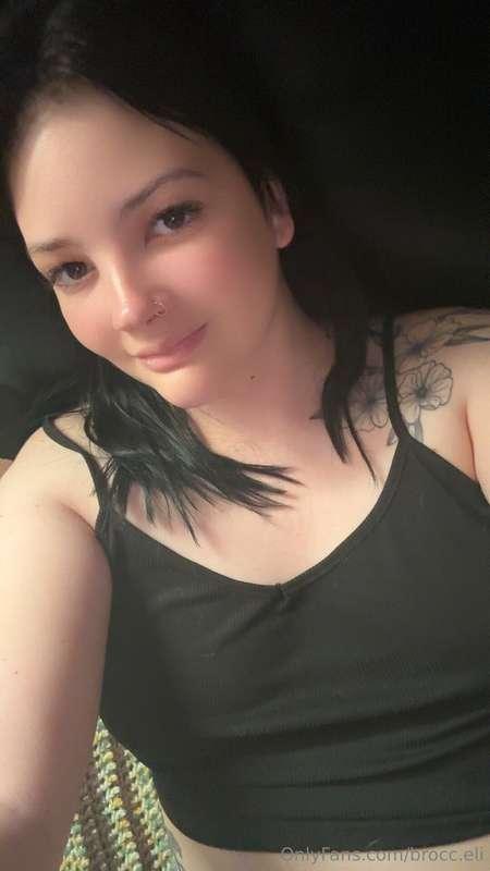 I woke up wanting to be fucked so bad 😩Who wants this pussy?..