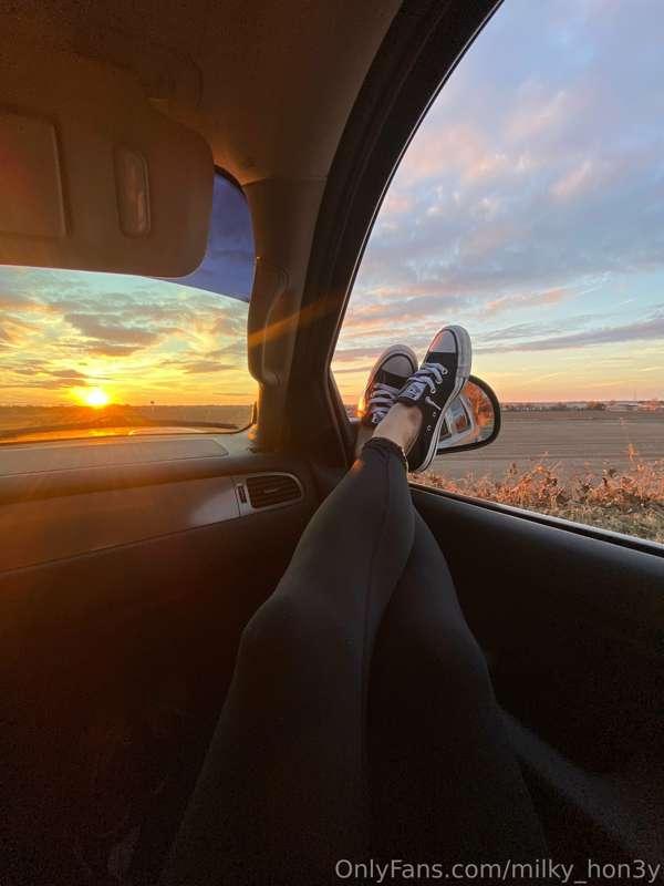🌅 👣