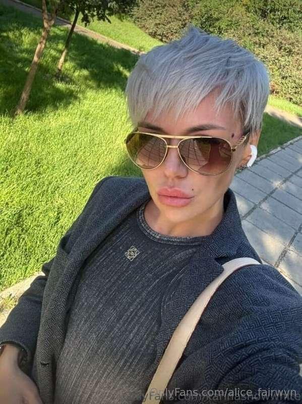 Hi! My friend @karinasnowwhite created her onlyfans today 🥰 ..