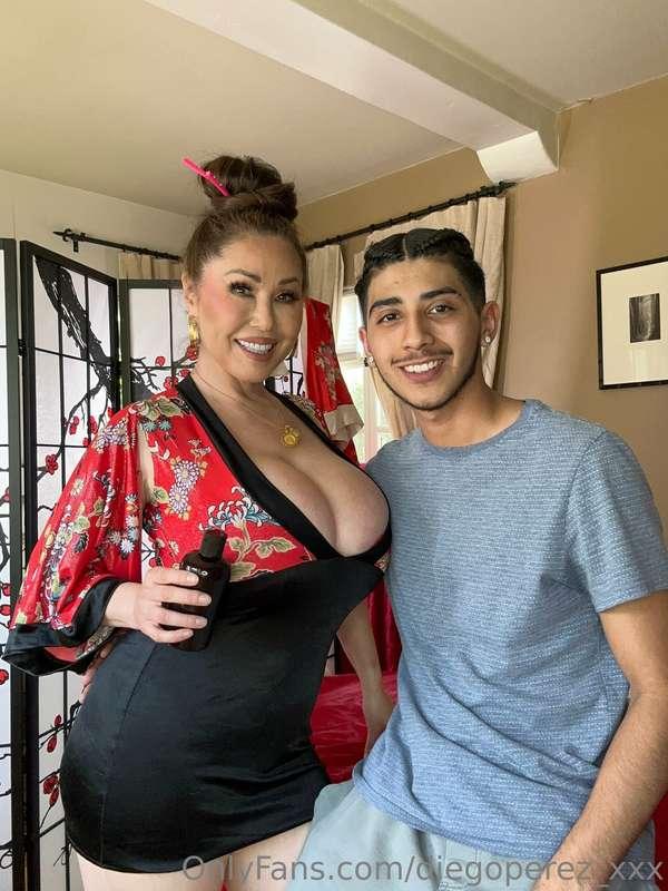 I have a new video for you all to enjoy!! 😜🚨
“Hot Big Titty ..