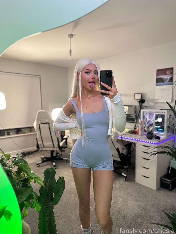 flaunting these curves! 🤤