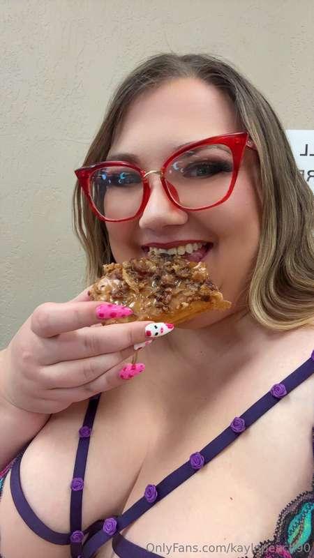 Feed me attention while I feed this big body 💰💰