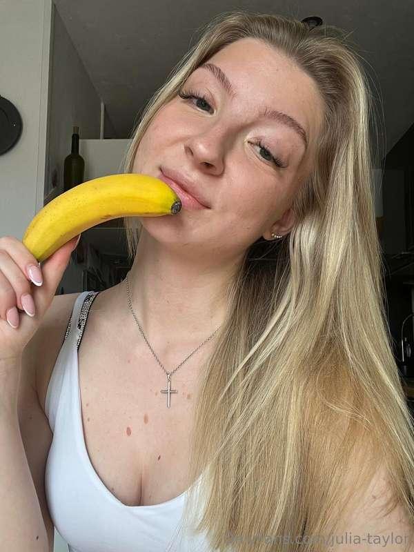 wish it was your banana🤭