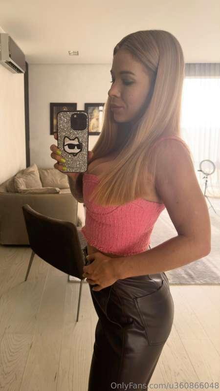 Hi my darlings, who among you likes slim girls? 🌸😍 I admire ..