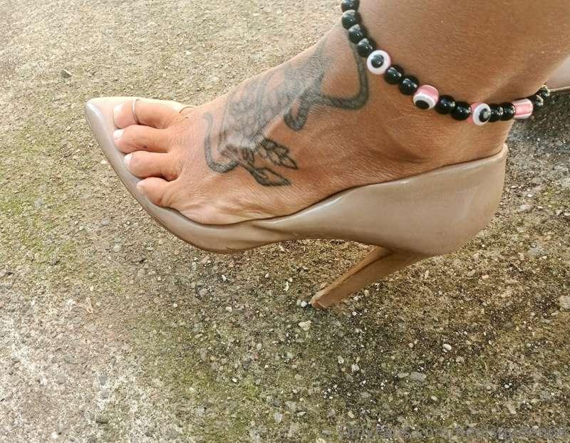 🤍hiding One toe🤍