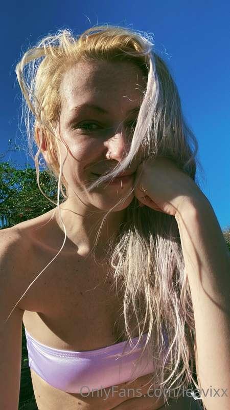 Beach life is THE life. Swipe for some cheeky boobies 🤗🤗