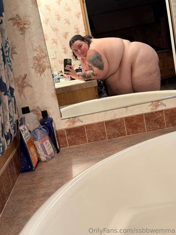 I need to move to a place that has a tub like this. I just l..