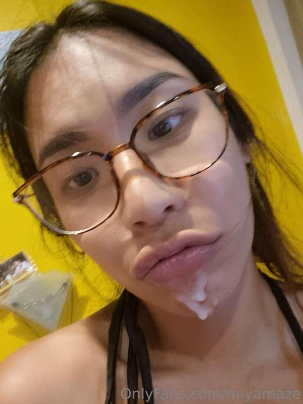 Ooops something stucks on my chin.😳💦🙈