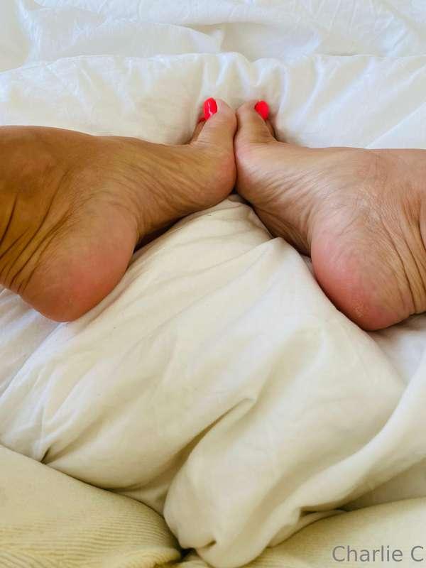 🦶🏽 FOOT 🦶🏽LOVERS I have a short vid I’ll
Be sending to u all..