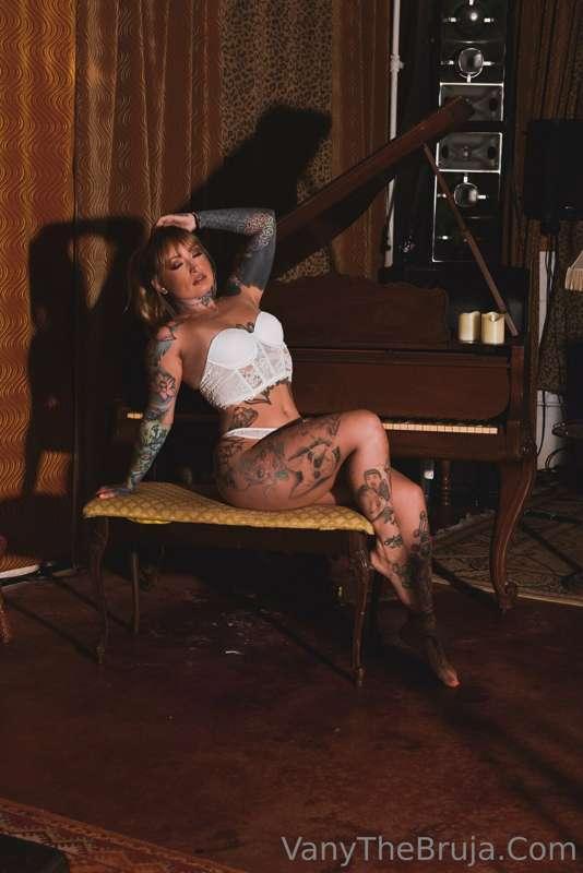 Fuck this piano , would you play with me ? ❌😈💋 IN UR DMS