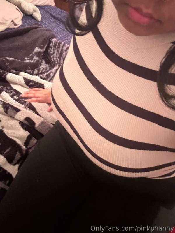 lil tease of my boobas ✊😫 and mooning you 😈