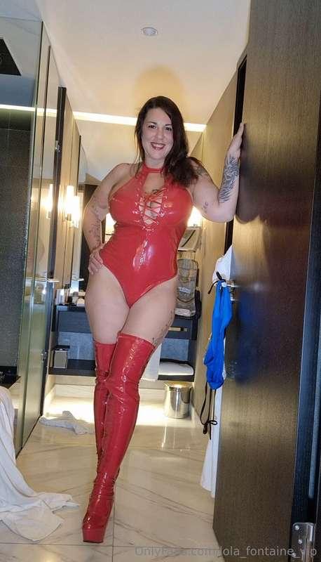Lady in red, shiny pvc😈