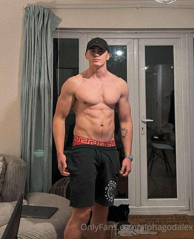 Week 1 of cutting and well… It’s working 😈😏