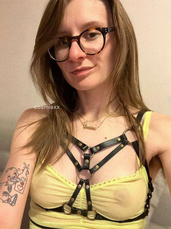 Leather harness + fluorescent mesh is a look 💛💚
