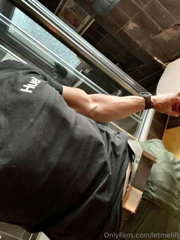 Veins bulging 💯💯💯 half hard 🔥