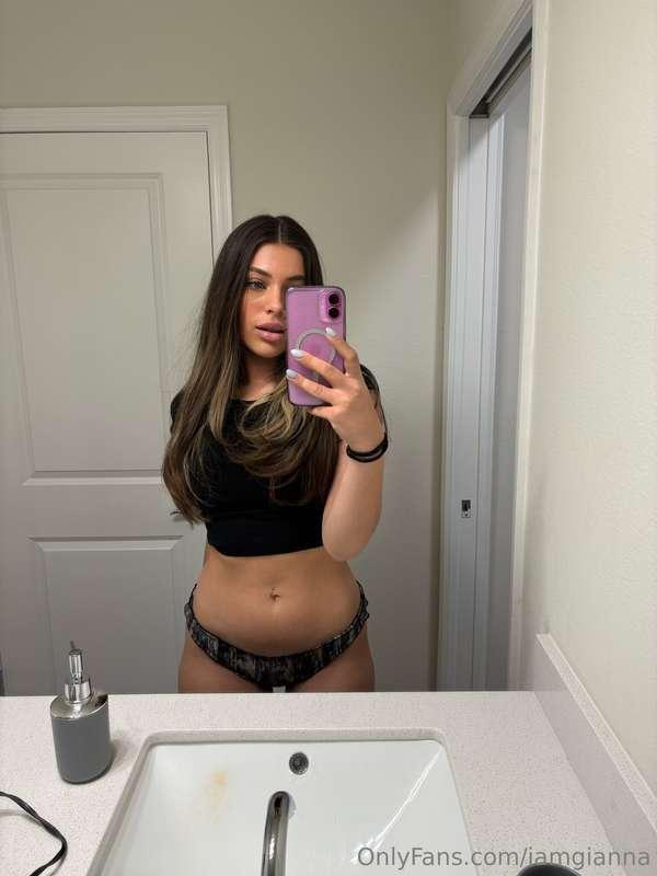 Who wants to play with me tonight? DM me! 😈