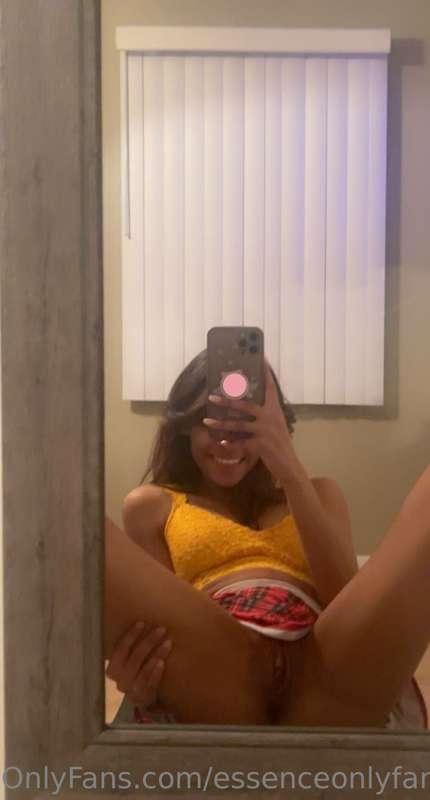 Is it me or does yellow make me pop? Check ur dms for the ph..